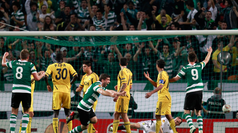 Kuri līksmos šovakar - "Metalist" (dzeltenajās formās) vai
"Sporting" futbolisti. Foto: AP/Scanpix