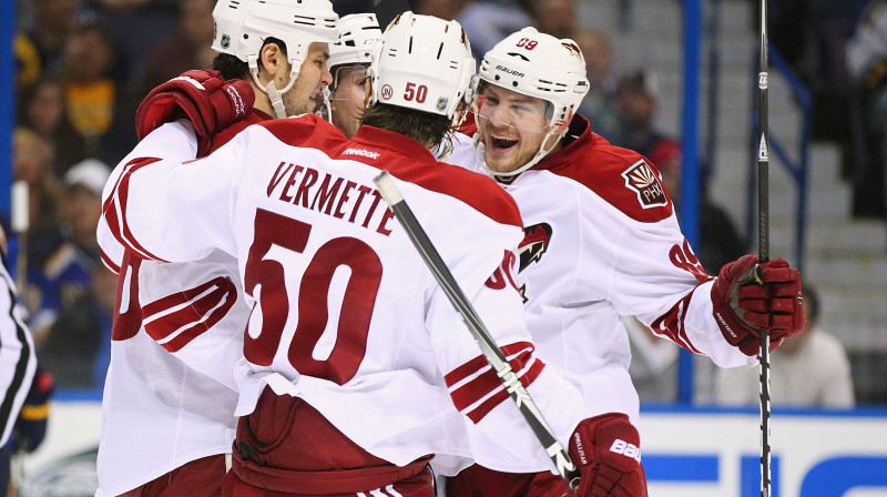 "Coyotes" hokejisti atzīmē vārtu guvumu
Foto: AP/Scanpix