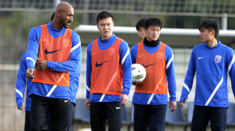 Nikolā Anelka (pirmais no kreisās) "Shanghai Shenhua" treniņā 
Foto: AFP/Scanpix