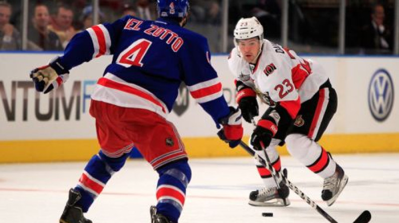 Kaspars Daugaviņš veido "Senators" uzbrukumu spēlē pret "Rangers"
Foto: AFP/Scanpix