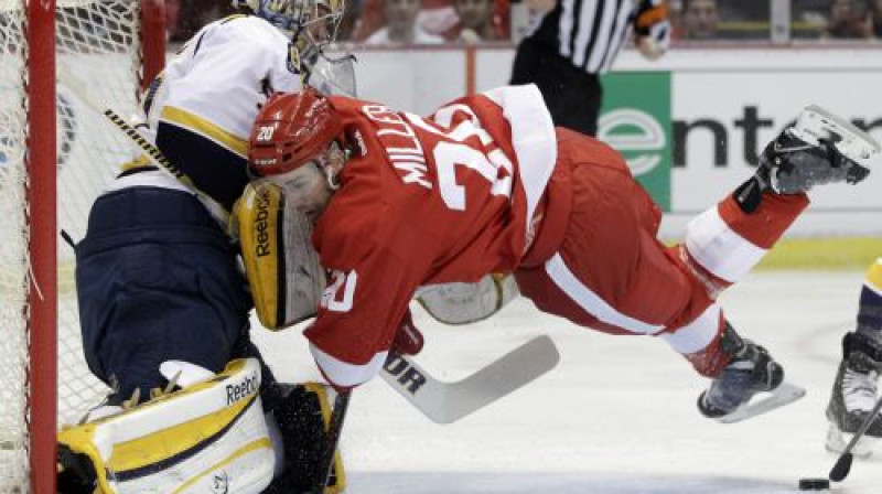 "Predators" vārtsargs Peka Rinne apturēja ne vien 41 "Red Wings" metienu, bet arī uzbrucēju Drū Milleru
Foto: AP/Scanpix