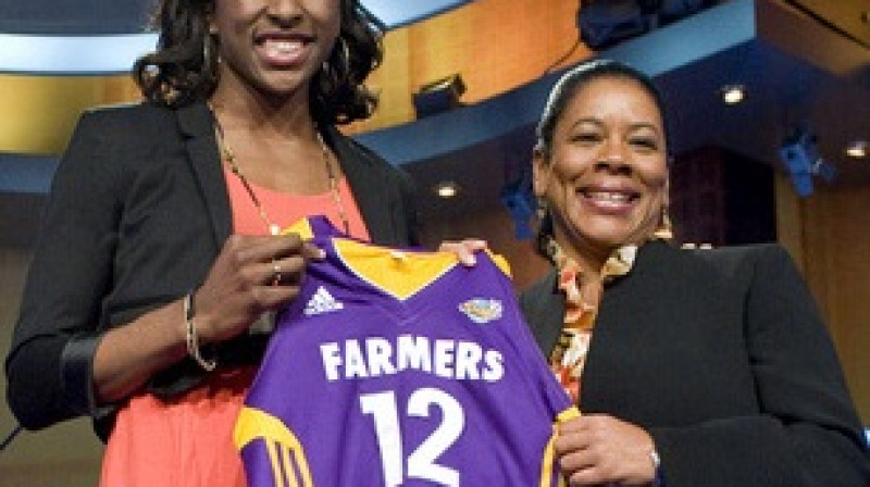 Nnemkadi Ogvumaika kopā ar WNBA prezidenti Lorelu Ričiju
Foto: AP/Scanpix