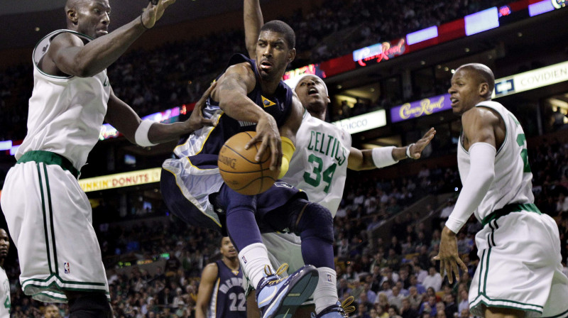O.Dž.Mejo "Celtics" "lielā trijnieka" ielenkumā... 
Foto: AP/Scanpix