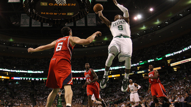 Ražons Rondo (#9) veic kārtējo produktīvo darbību 
Foto: AFP/Scanpix