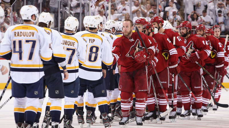 Fīniksas "Coyotes" (pa labi) pateicas par cīņu  "Predators" 
Foto: AFP/Scanpix