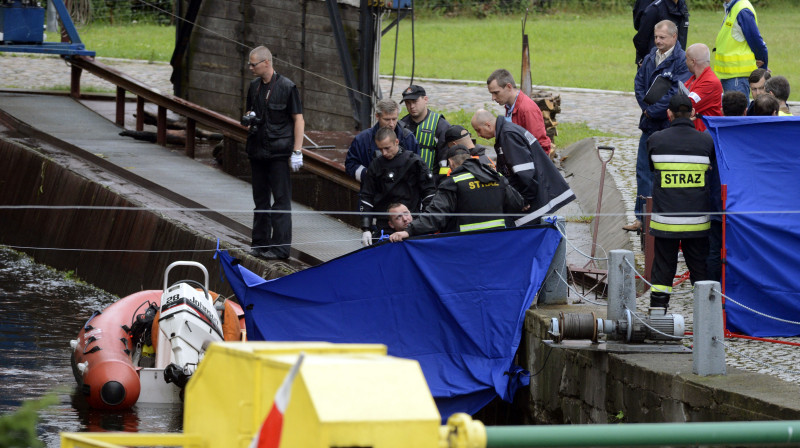 Polijas policija no ūdens izvelk mirušā vīrieša līķi 
Foto: AP/Scanpix