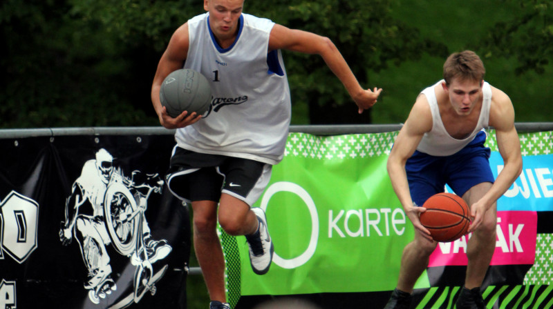 "Ghetto Basket" konkursa "Skills Challenge" finālā Andris Epners (no kreisās) uzvarēja Edgaru Kuku
Foto: Renārs Buivids