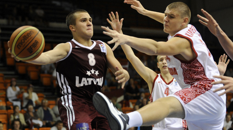 Latvijas U16 izlases kapteinis Dāvis Čīma vidēji spēlē izdara 4,0 rezultatīvas piespēles, pret Itāliju to paveicot astoņas reizes
Foto: Romāns Kokšarovs, "Sporta Avīze", f64