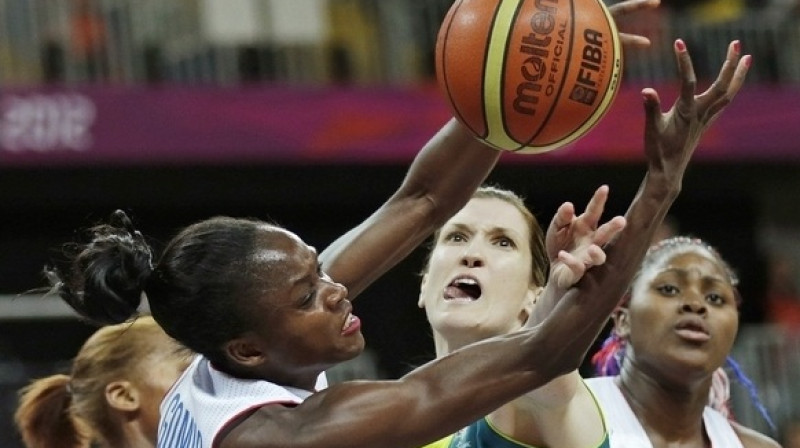 Austrāliete Belinda Snella cīņā ar Francijas basketbolisti Emilī Gomī
Foto: AFP/Scanpix