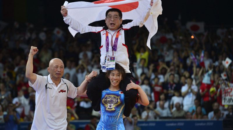 Saori Jošida kopā ar saviem treneriem
Foto: AFP/Scanpix