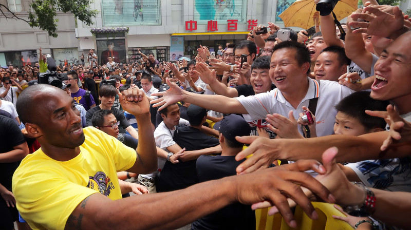 Kamēr Kobe Braients aizvada tūres pa Ķīnu pie saviem līdzjutējiem, Marks Kjūbans atklāj Braienta karjeras noslēpumus 
Foto: AP/Scanpix