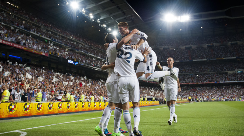 ''Real'' futbolisti priecājas par Gonsalo Igvaina gūtajiem vārtiem
Foto: AP/Scanpix