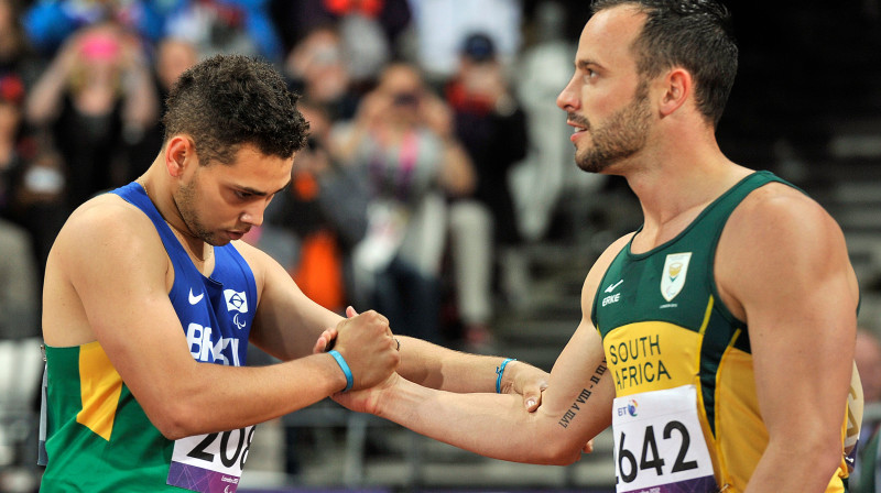 Alans Oliveira un Oskars Pistoriuss īsi pēc finiša 
Foto: AFP/Scanpix