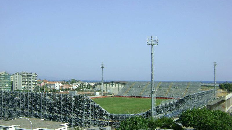 "Cagliari" stadions "Is Arenas", pagaidām tribīnes veidotas no metāla caurulēm.
Foto no wikimedia.org