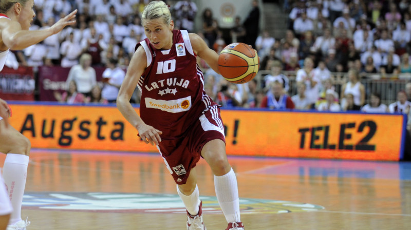 Anete Jēkabsone-Žogota 2009. gada Eiropas čempionāta spēlē pret Krieviju
Foto: Romāns Kokšarovs, "Sporta Avīze", f64