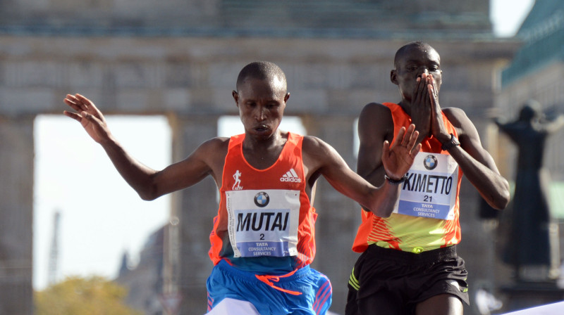 Džefrijs Mutai finišā ātrāks par Denisu Kimeto
Foto: AFP/Scanpix