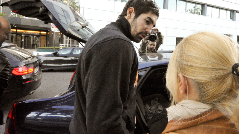 Nikolā Karabatiču svētdien pēc spēles sagaidīja ne tikai dzīvesbiedre, bet arī policija... 
Foto: AP/Scanpix