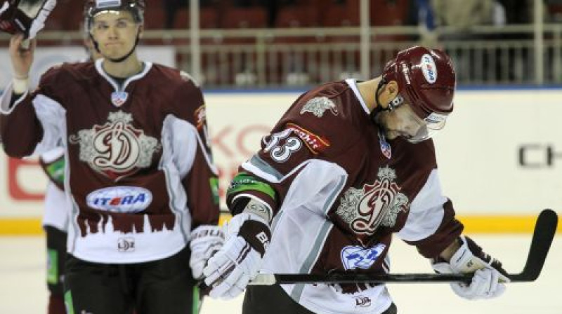 Izbraukumā rīdziniekiem nav veicies. Arī pēdējo spēli savā laukumā "Dinamo" hokejisti pameta ar nolaistām galvām
Foto: Romāns Kokšarovs, Sporta Avīze, f64