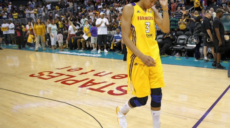 Kendisa Pārkere (Candace Parker) atstāj laukumu pēc zaudējuma WNBA Rietumu konferences otrajā finālspēlē
Foto: AP/Scanpix