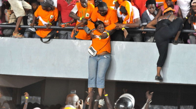 Kotdivuāras līdzjutēji kopīgiem spēkiem pamet "Leopold Senghor" stadiona tribīnes 
Foto: AFP/Scanpix
