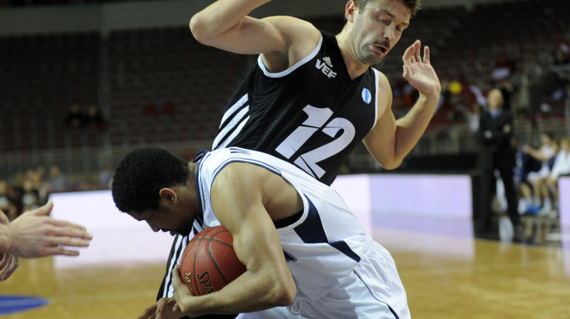 Taiveins Makkī (#6) trešdien izmantoja katru "VEF Rīga" spēlētāju kļūdu
Foto: Romāns Kokšarovs, "Sporta Avīze", f64