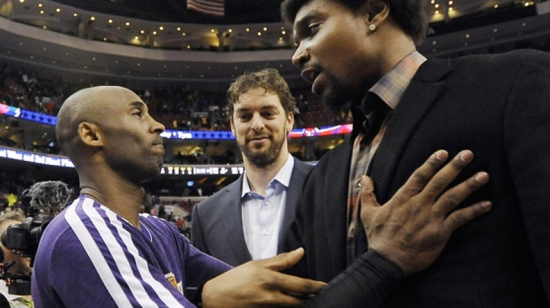 Kobe Braients, Pau Gazols un Endrjū Bainams - pagājušajā sezonā viņi spēlēja kopā
Foto: AP/Scanpix