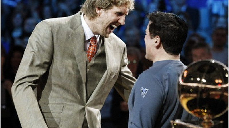 Dirks Novickis, Marks Kjūbans un NBA kauss. "Dallas Mavericks" čempionātā uzvarēja 2011. gadā
Foto: AFP/Scanpix