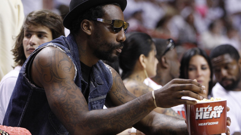 Amare Stademairs pagājušās sezonas NBA finālsērijas laikā skatītāju rindās 
Foto: AP/Scanpix