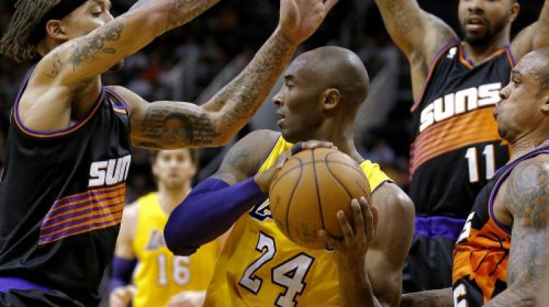 Kobe Braients "Suns" spēlētāju ielenkumā
Foto:AP/Scanpix