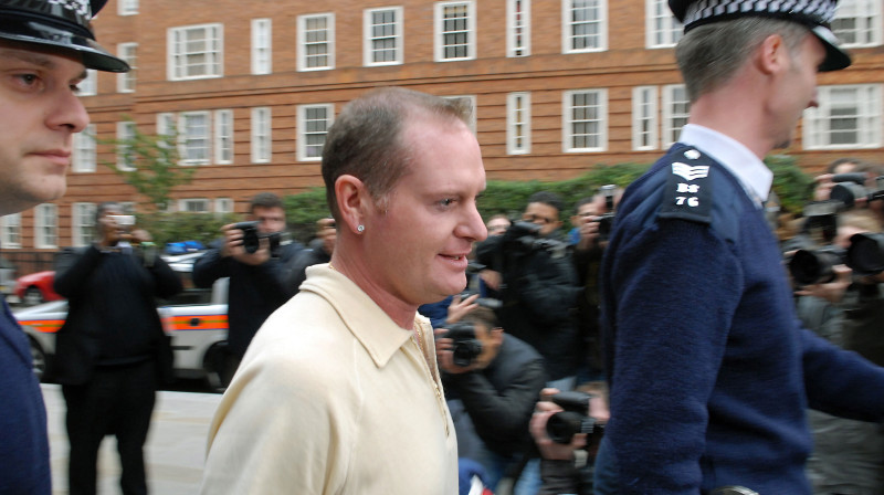 Pols Gaskoins policijas pavadībā 2006. gadā, kad tika aizturēts par izvairīšanos no nodokļu maksāšanas 
Foto: AFP/Scanpix