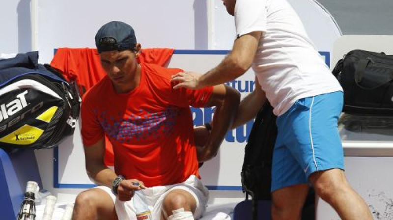 Rafaelam Nadalam diskomfortu sagādā ne tikai ceļgals, bet arī mugura
Foto: Reuters/Scanpix