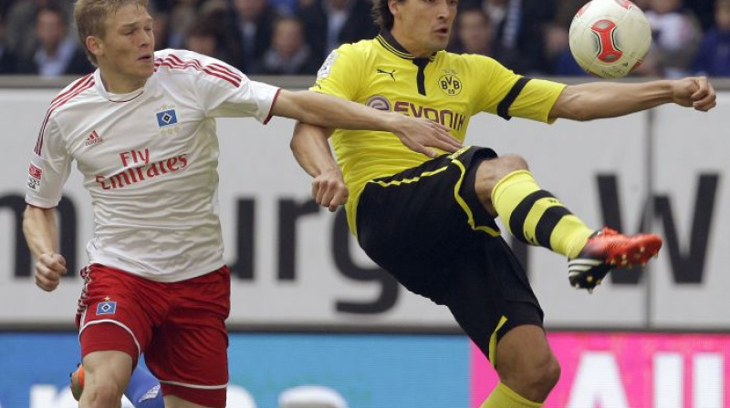 Rudņevs divcīņā ar Matsu Hummelsu ("Borussia")
Foto: AFP/Scanpix
