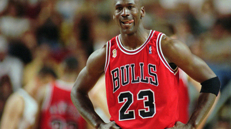 Maikls Džordans: trīskārtējais NBA čempions 1996. gada jūnija sākumā vēl nezināja, ka nākamajos 25 mēnešos dubultos savu titulu skaitu
Foto: AP/Scanpix