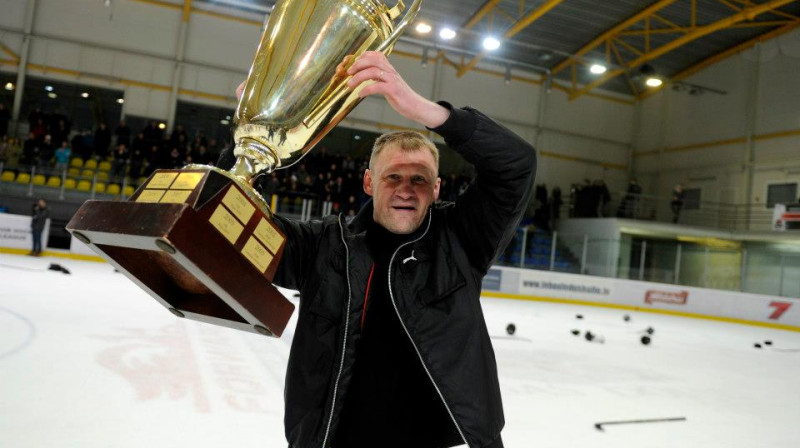 SMScredit.lv galvenais treneris Aigars Razgals ar izcīnīto čempiona kausu.
Foto: Romāns Kokšarovs, f64