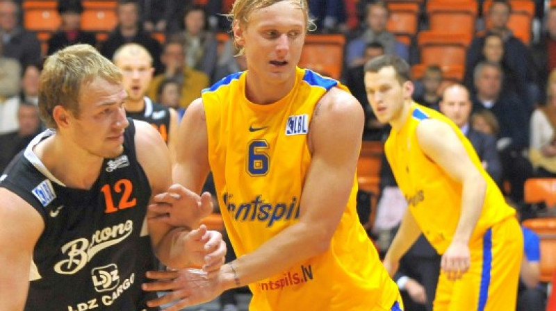 Māris Gulbis pret Jāni Timmu
Foto: bkventspils.lv