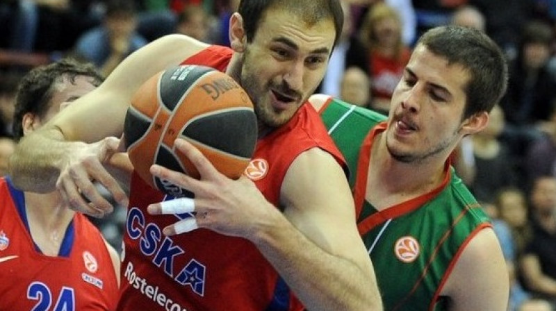 Maskavas CSKA centra spēlētājs Nenads Krstičs cīņā pret "Caja Laboral" uzbrucēju Nemaņju Bjeļicu
Foto: AFP/Scanpix