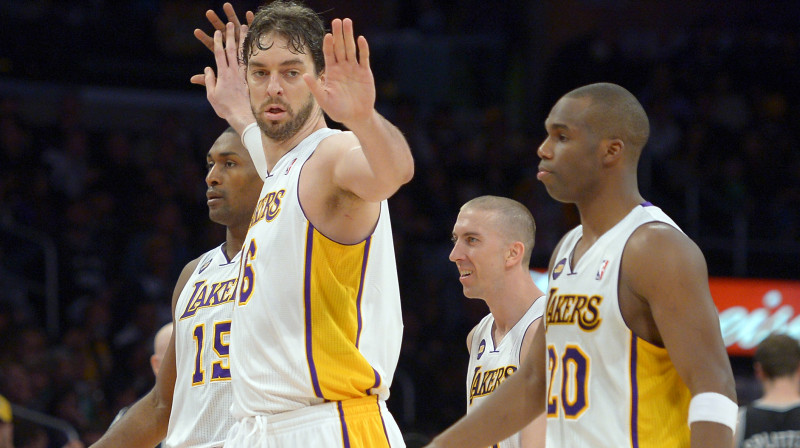 "Lakers" spēlētāju liktenis ir pašu rokās - jāizcīna uzvara pret "Rockets" un ceļazīme uz "play-off" turnīru būs rokā
Foto: AP/Scanpix