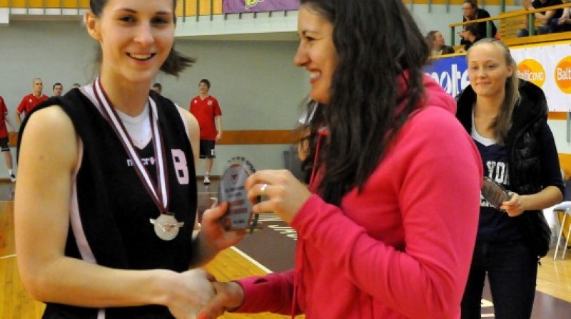 Swedbank LJBL U19 grupas Zvaigžņu piecnieka dalībnieci Renāti Reini sveic sieviešu valstsvienības dalībniece Ieva Krastiņa.
Foto: Romualds Vambuts