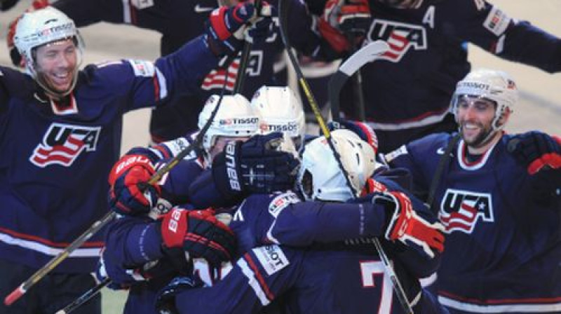 ASV hokejisti metas apsveikt uzvaras vārtu autoru Aleksu Galčeņuku
Foto:AFP/Scanpix