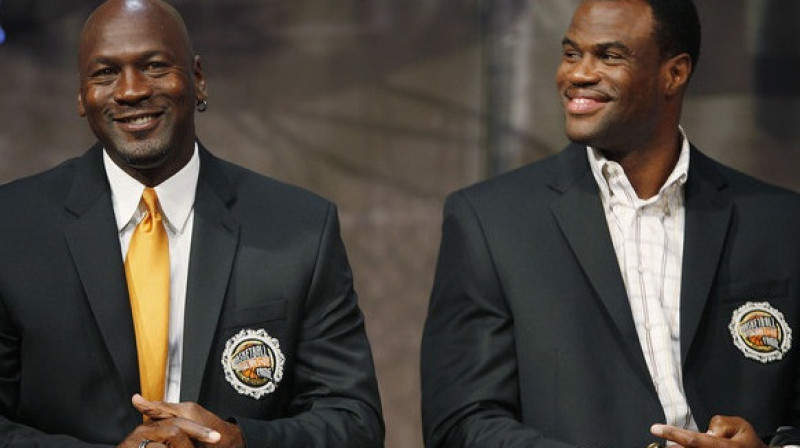 Maikls Džordans un Deivids Robinsons 2009. gadā tika uzņemti Džeimsa Neismita vārdā nosauktajā NBA Slavas zālē
Foto: AP/Scanpix