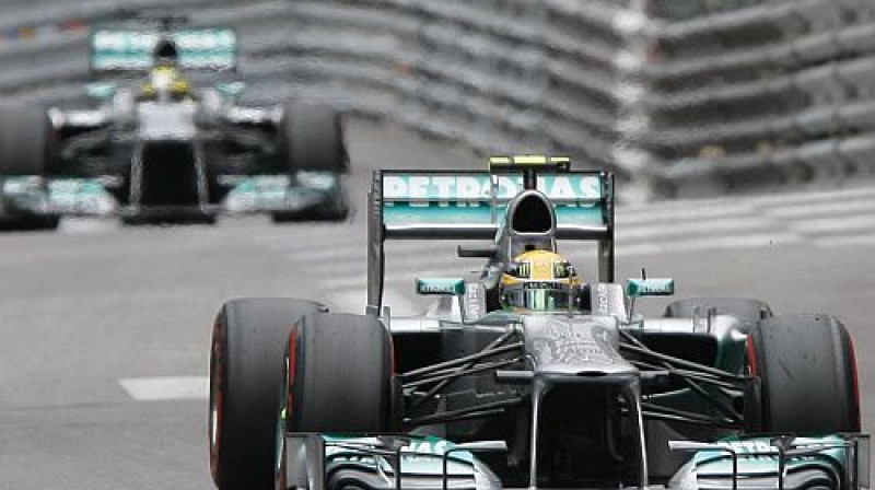 "Mercedes" piloti Hamiltons un Rosbergs
Foto: SCANPIX SWEDEN