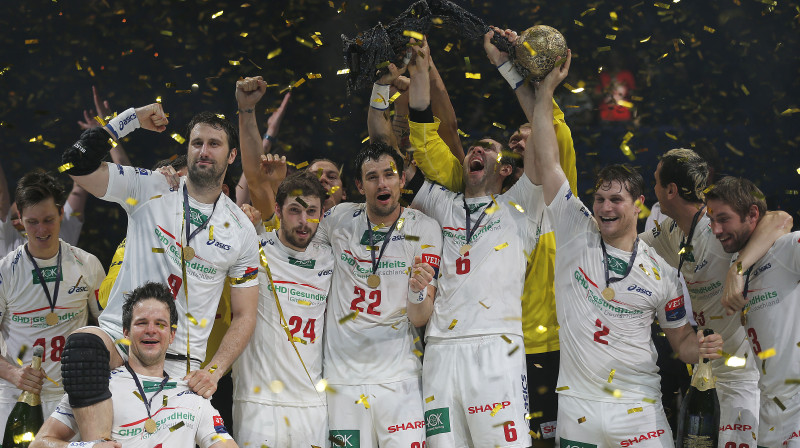 "HSV Hamburg" handbolisti ar Čempionu Līgas trofeju
Foto: Scanpix