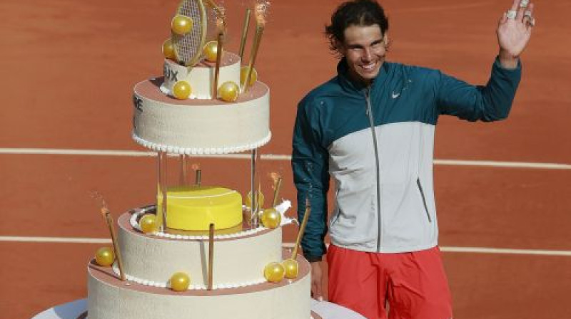 Rafaels Nadals ar dzimšanas dienas kūku
Foto: Reuters/Scanpix