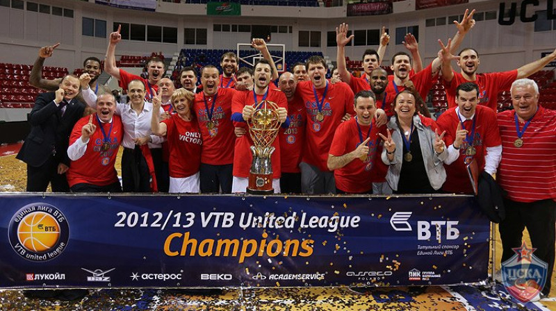 Teodors Papalukass (centrā) ar VTB kausu 2013
Foto: cskabasket.com