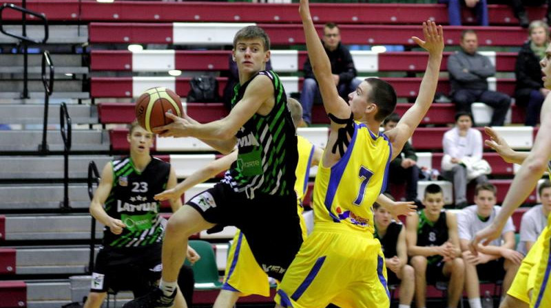 Uzbrūkošais aizsargs Dāvis Geks spēlē pret Zviedriju
Foto: www.basket.ee