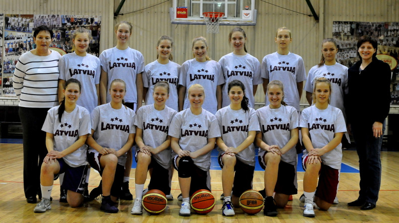 Latvijas U16 meiteņu izlase: pēc uzvarām pirmajās piecās pārbaudes spēlēs trīs cīņas ar Baltkrievijas komandām.
Foto: basket.lv