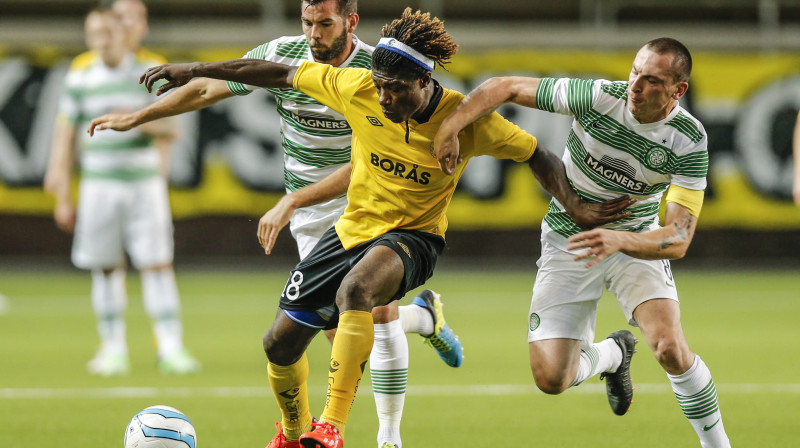 24 gadus vecais Mohameds Bangura (vidū) nebija tālu no savu darba devēju "Celtic" izslēgšanas no Čempionu līgas 
Foto: Scanpix Sweden