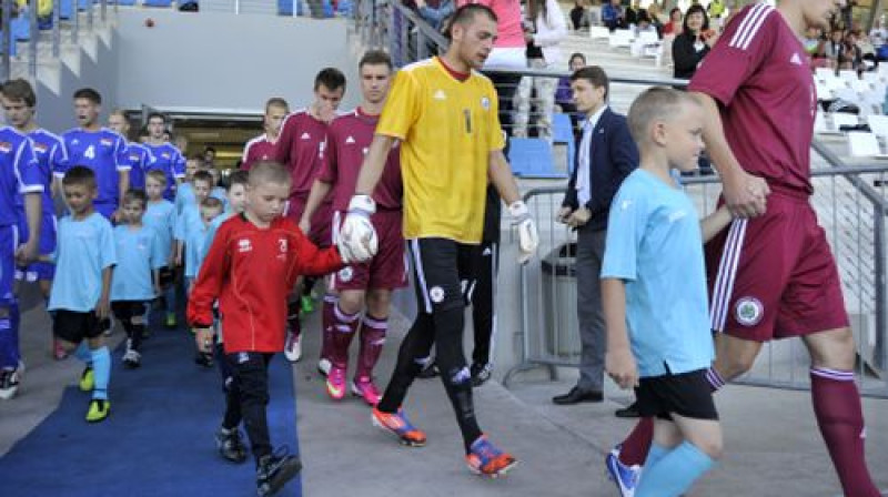Latvijas U21 izlases kapteinis Vitālijs Jagodinskis (no labās)
Foto: Romāns Kokšarovs, Sporta Avīze, f64