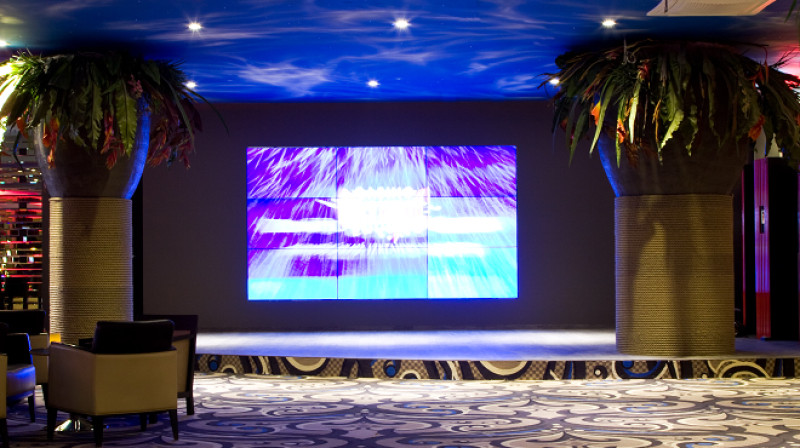 OlyBet Sporta bāra lielais ekrāns viesnīcas Radisson BLU Latvija telpās (Elizabetes iela 55, Rīga)