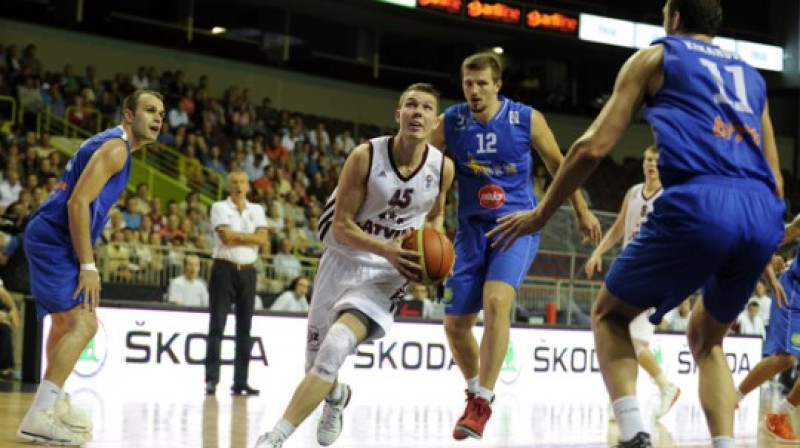 Dairis Bertāns pret Mirzu Teletoviču (12.): pirms gada pārsvars bija latviešiem.
Foto: FIBAEurope.com